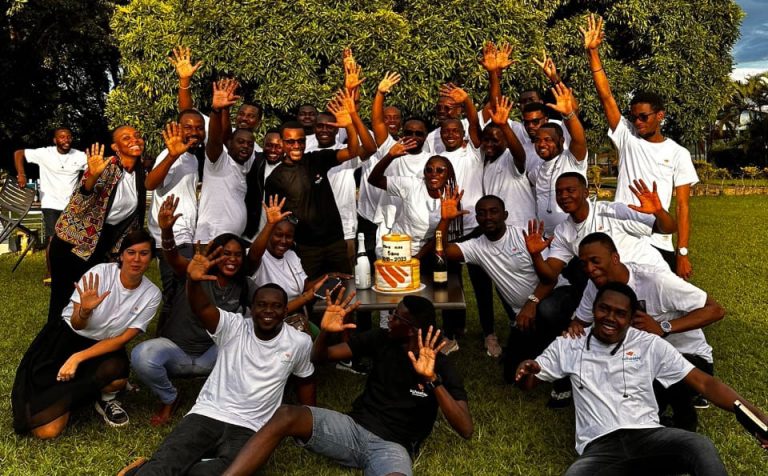 RDC : En marge de ses 5 ans d’existence, Schoolap offre 4 voitures aux 4 agents pour récompenser leur loyauté